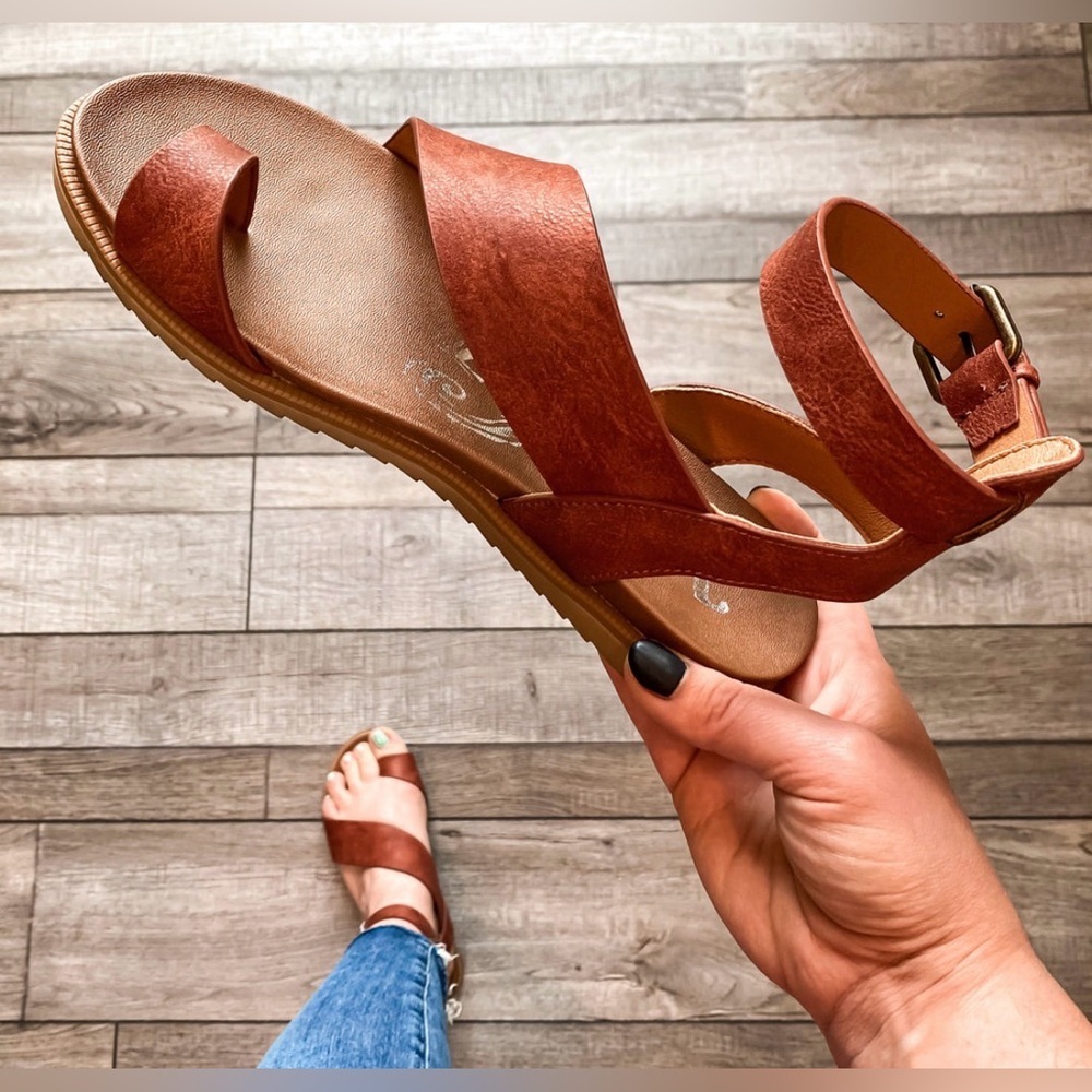 NIB Brand New In Box Very G Steffy Vegan Leather Strappy Flats Sandals - Picture 7 of 10